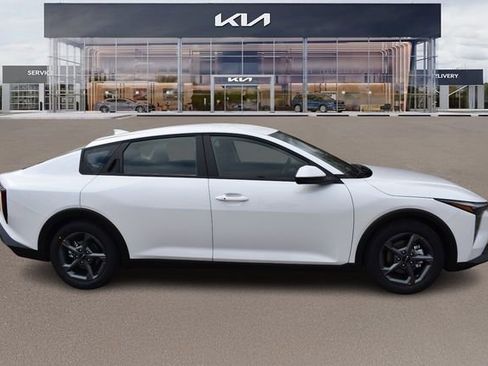 New 2026 Kia K4 LXS image 2