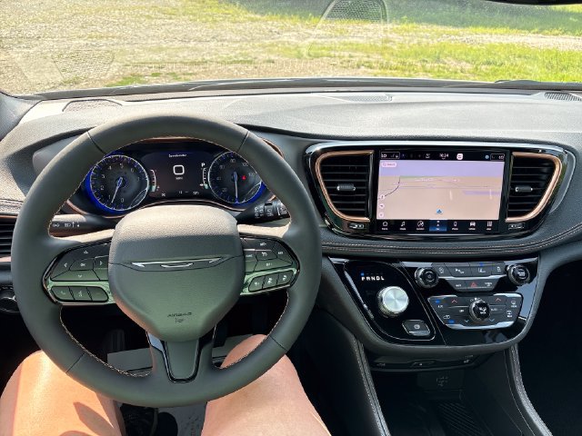 New 2027 Chrysler Pacifica Pinnacle w/ Theater Group AWD/4WD image 10