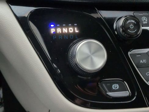 Used 2021 Chrysler Pacifica Touring-L image 24