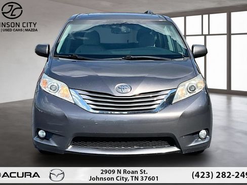 Used 2017 Toyota Sienna XLE FWD image 3