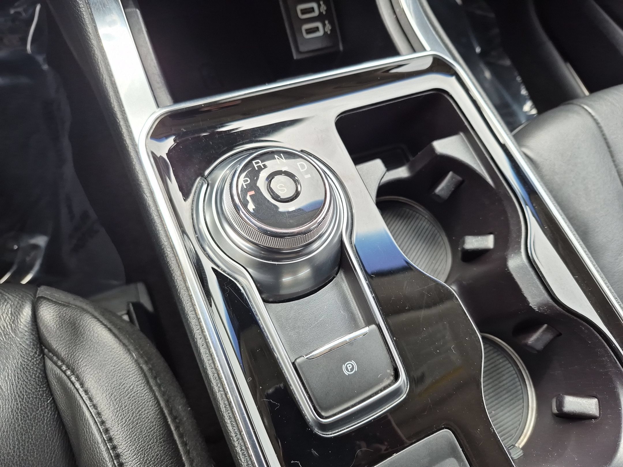 Used 2019 Ford Edge Titanium w/ Cold Weather Package AWD/4WD image 23