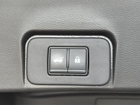 Used 2023 Nissan Rogue SL AWD/4WD image 16