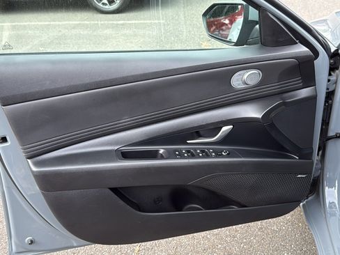 Used 2021 Hyundai Elantra Limited FWD image 11