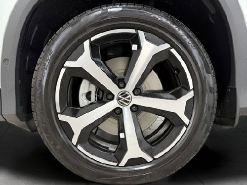 Used 2025 Volkswagen Tiguan SE AWD/4WD image 27