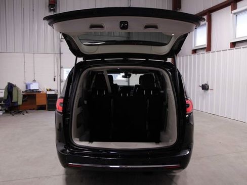 Used 2024 Chrysler Pacifica Touring-L image 21