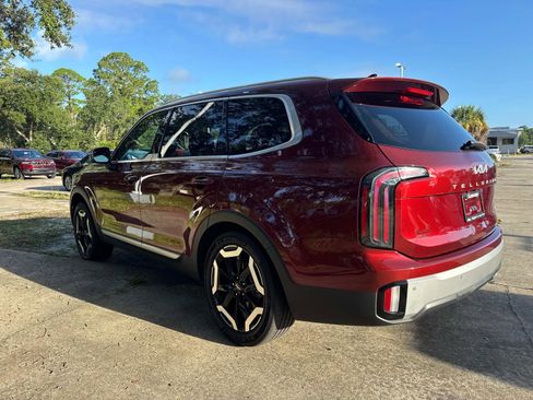 Used 2023 Kia Telluride EX w/ EX Captain's Chair Package image 5