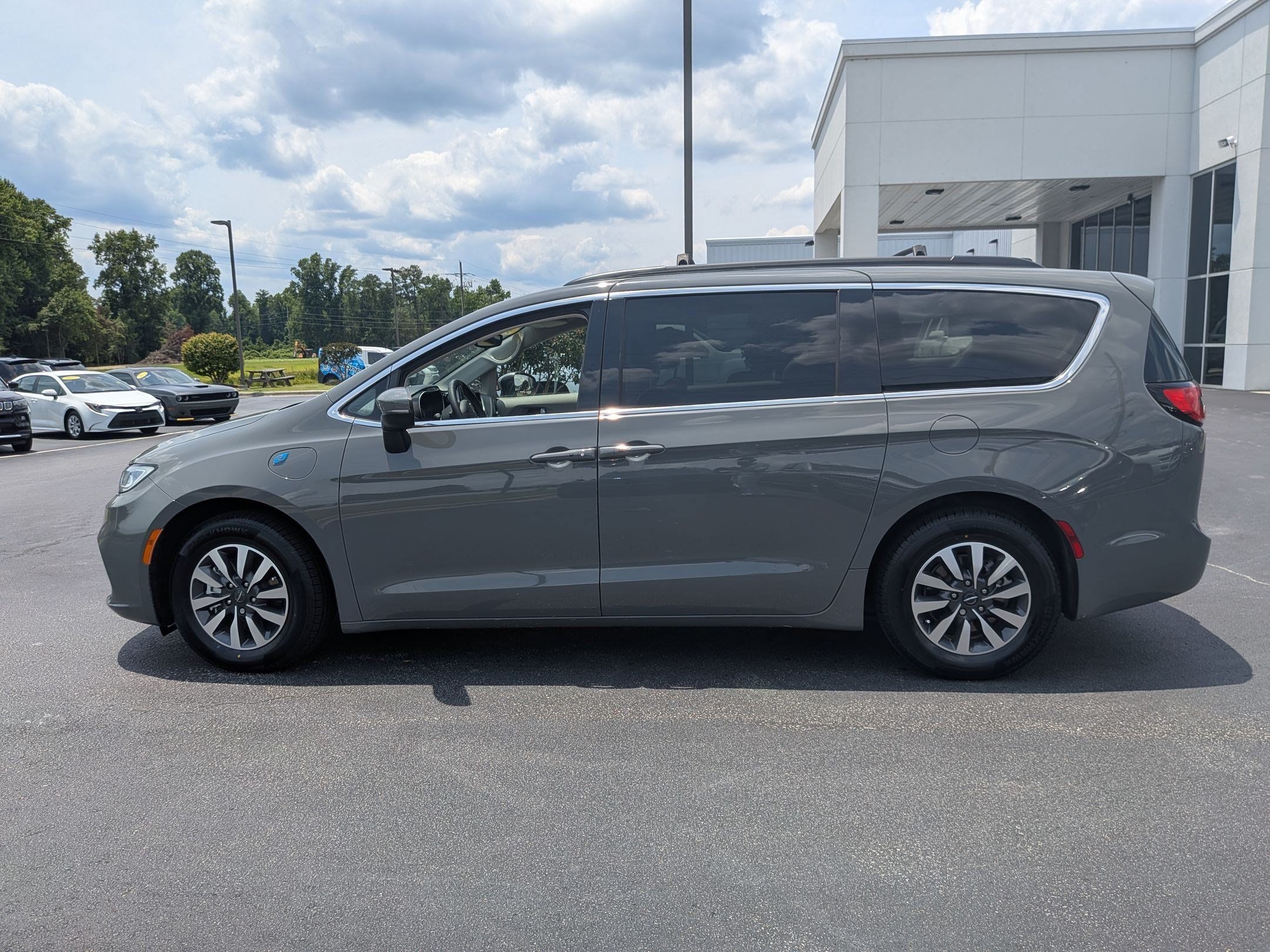 Used 2023 Chrysler Pacifica Touring-L FWD image 8