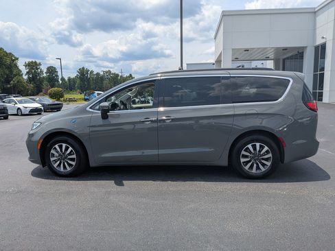 Used 2023 Chrysler Pacifica Touring-L FWD image 8