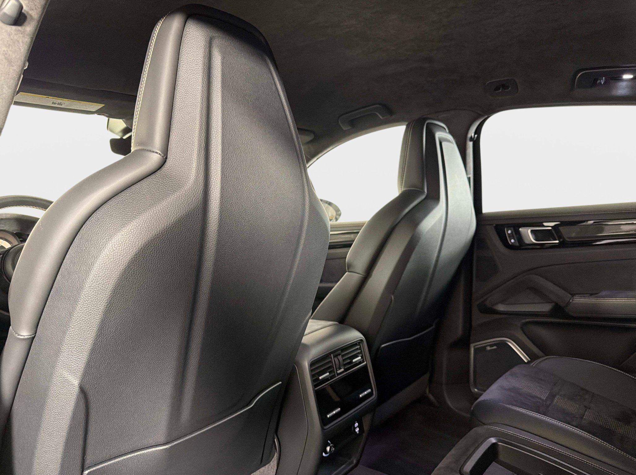 Used 2022 Porsche Cayenne Turbo GT AWD/4WD image 28