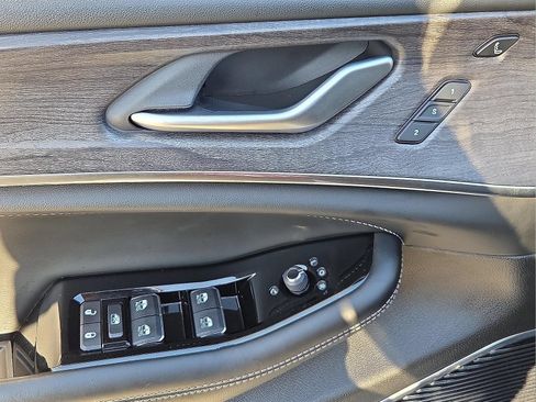 Used 2024 Jeep Grand Cherokee Overland w/ Luxury Tech Group IV AWD/4WD image 13
