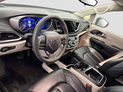 Used 2023 Chrysler Pacifica Touring-L image 6