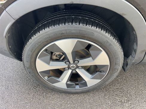 Certified 2023 Volvo XC40 B5 Plus w/ Protection Package Premier image 16