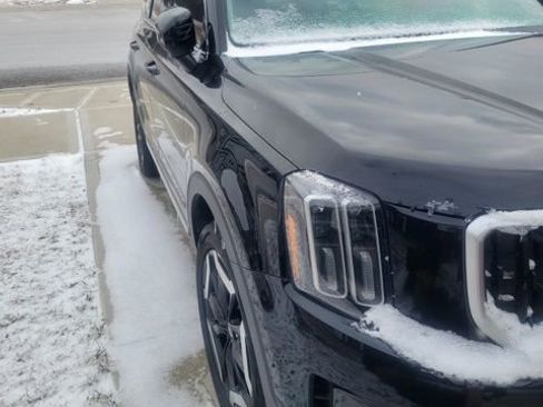 Used 2023 Kia Telluride EX w/ EX Captain's Chair Package image 5