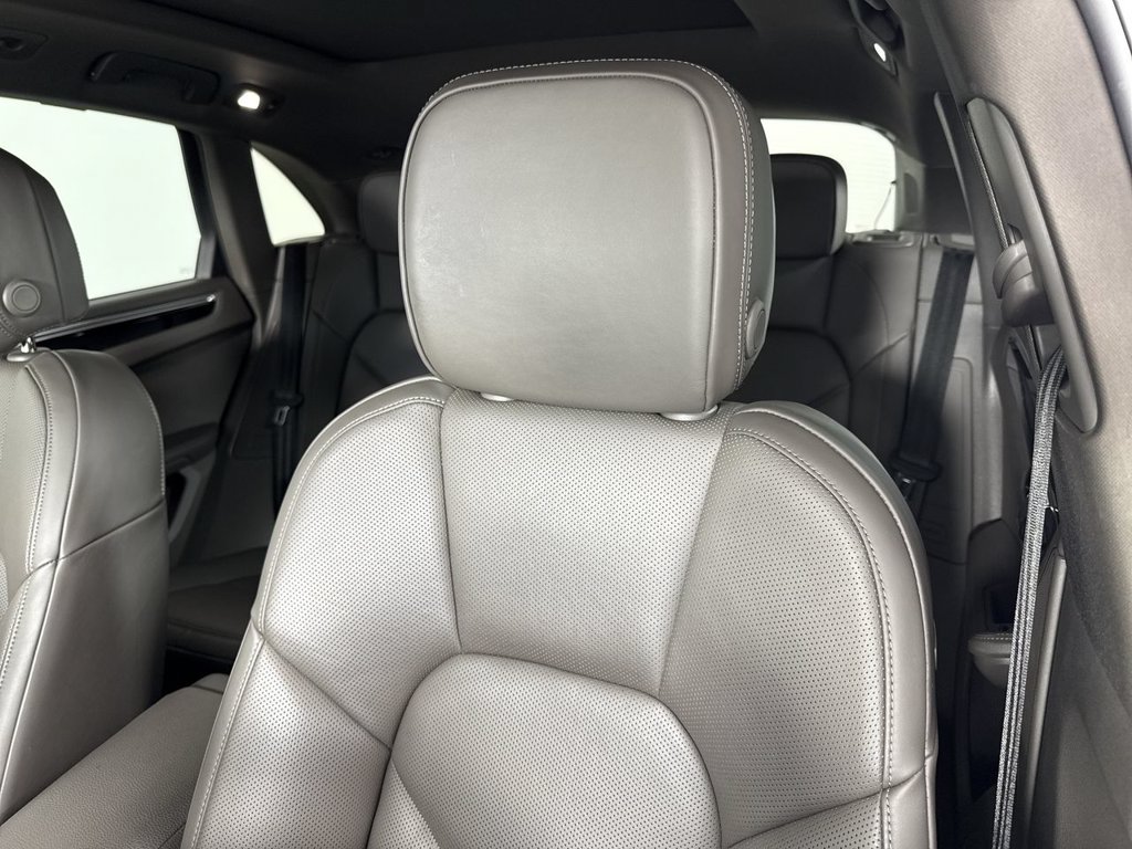 Certified 2024 Porsche Macan AWD/4WD image 41