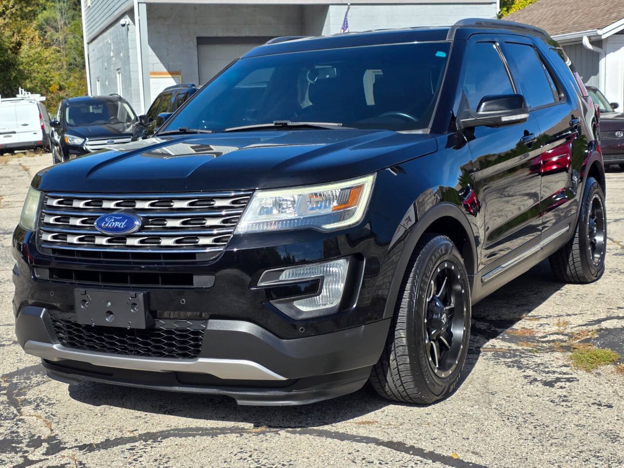 Used 2017 Ford Explorer XLT w/ Equipment Group 202A FWD image 3