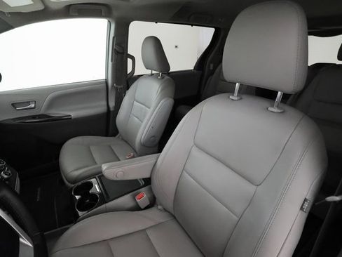 Used 2018 Toyota Sienna XLE w/ Carpet Mat Package image 11