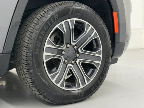 Used 2024 Jeep Wagoneer Series II w/ Flexible Seating Group image 58