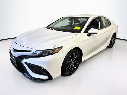 Used 2024 Toyota Camry SE FWD image 3