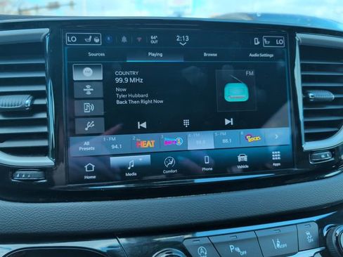 Used 2025 Chrysler Pacifica Select image 3