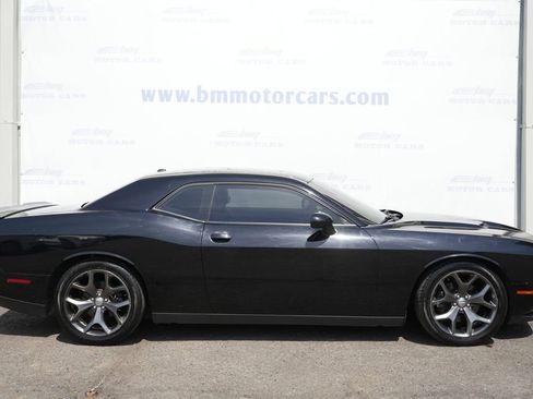Used 2015 Dodge Challenger SXT image 7