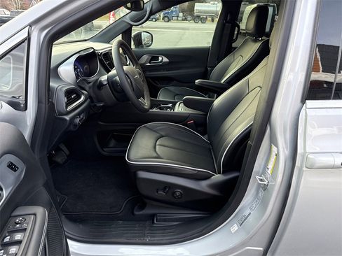 New 2026 Chrysler Pacifica Limited image 7