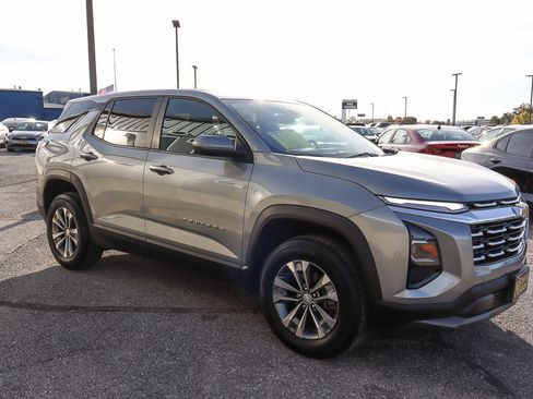 Used 2025 Chevrolet Equinox LT image 3