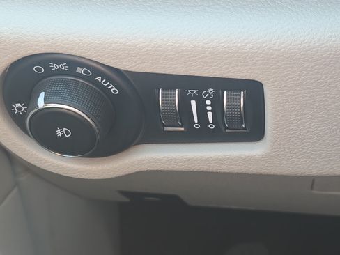 Used 2023 Chrysler Pacifica Touring-L FWD image 19