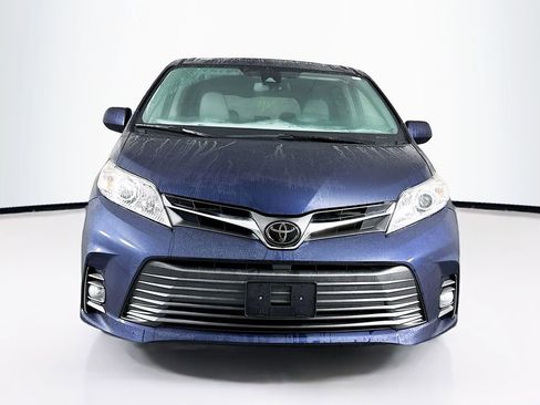 Used 2020 Toyota Sienna XLE Premium image 2