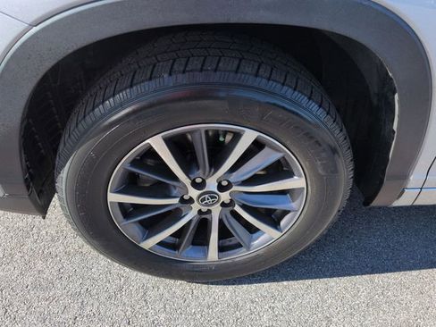 Used 2017 Toyota Highlander XLE image 10