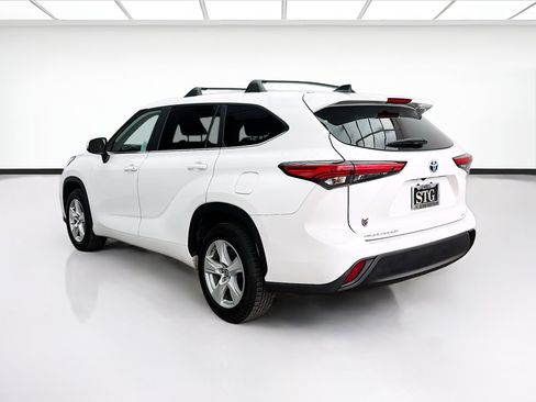 Used 2023 Toyota Highlander LE FWD image 6