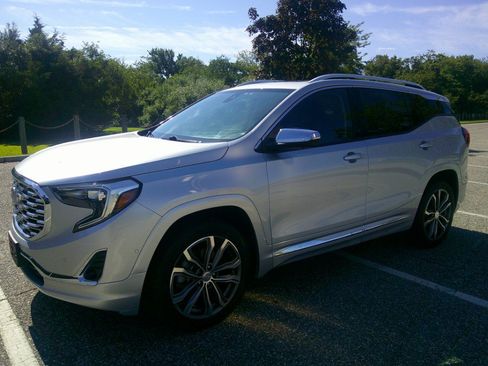 Used 2020 GMC Terrain Denali w/ Denali Premium Package AWD/4WD image 4