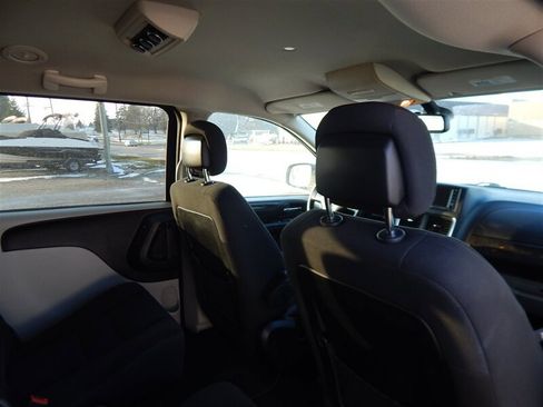 Used 2018 Dodge Grand Caravan SE w/ UConnect Hands-Free Group image 13