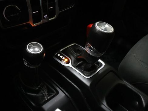 Used 2020 Jeep Wrangler Unlimited Sahara w/ Uconnect 4C Nav & Sound Group AWD/4WD image 29