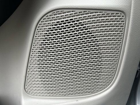 Used 2024 Chrysler Pacifica Touring-L image 6