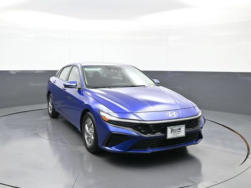 Certified 2025 Hyundai Elantra SE w/ Cargo Package FWD image 3
