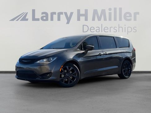 Used 2018 Chrysler Pacifica Touring Plus w/ S Appearance Package image 1