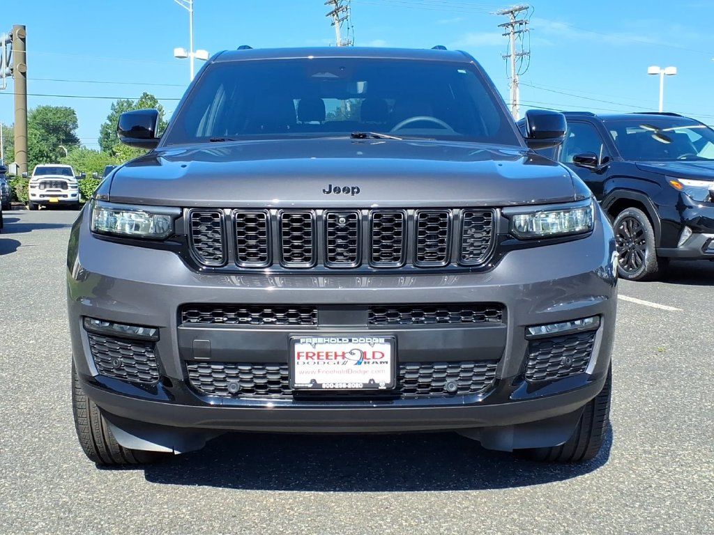 Used 2024 Jeep Grand Cherokee L Limited w/ Luxury Tech Group II AWD/4WD image 2