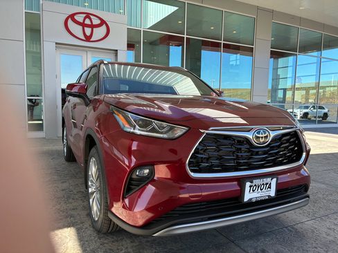 New 2026 Toyota Highlander Platinum image 5