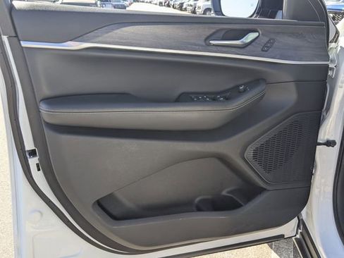 Used 2023 Jeep Grand Cherokee L Limited w/ Black Appearance Package image 9