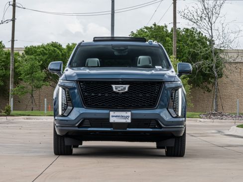 Used 2026 Cadillac Escalade Platinum Sport w/ LPO, ONYX Package AWD/4WD image 3
