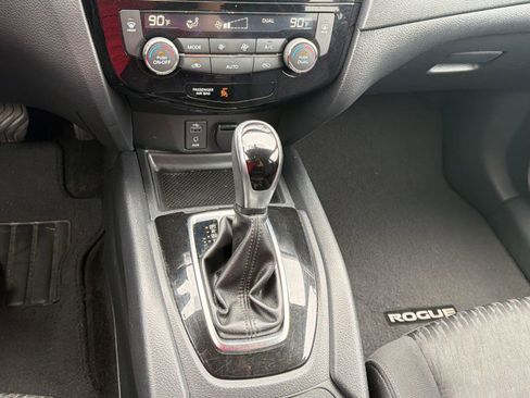 Used 2017 Nissan Rogue SV FWD image 17