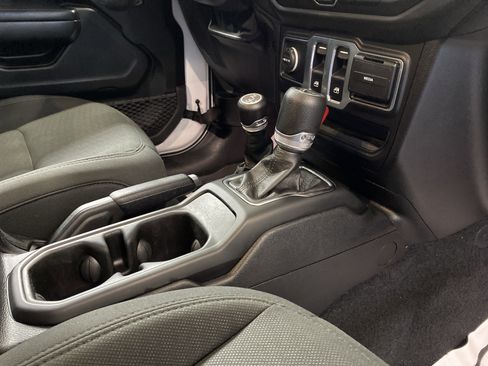 Certified 2020 Jeep Wrangler Sport image 34