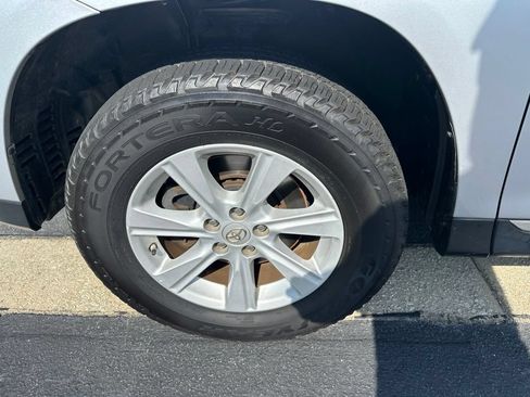 Used 2013 Toyota Highlander SE FWD image 10