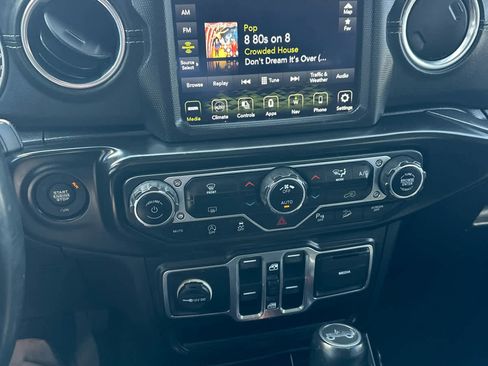 Used 2018 Jeep Wrangler Unlimited Sahara image 15