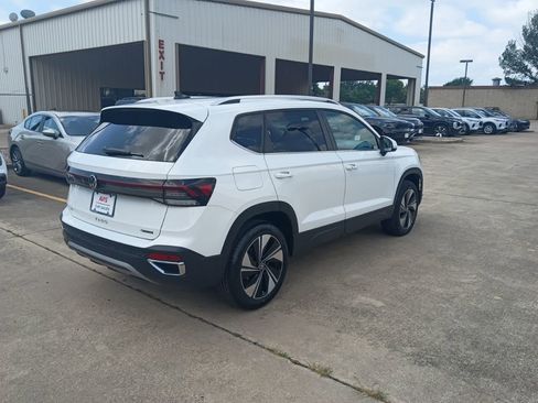 Used 2025 Volkswagen Taos SE AWD/4WD image 7