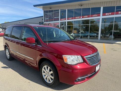 Used 2016 Chrysler Town & Country Touring image 3