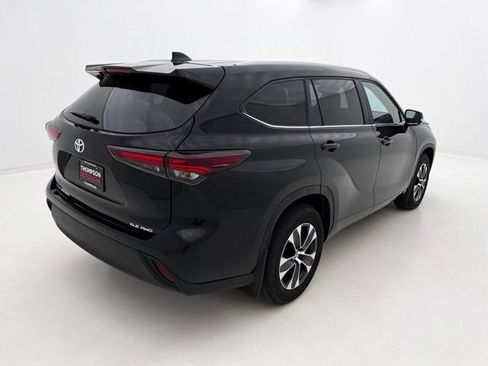 Used 2024 Toyota Highlander XLE image 7