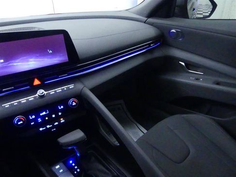 Used 2024 Hyundai Elantra SEL FWD image 15