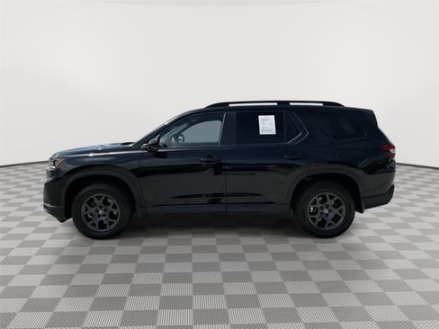 Certified 2025 Honda Pilot TrailSport image 3