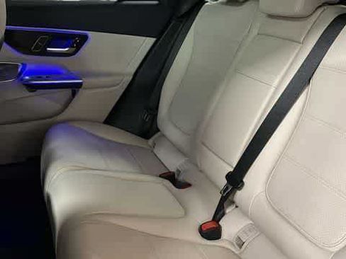 Used 2025 Mercedes-Benz GLC 300 4MATIC image 31
